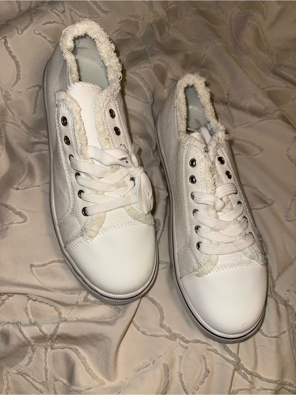 Women's White Casual Frayed-Edge Sneakers
